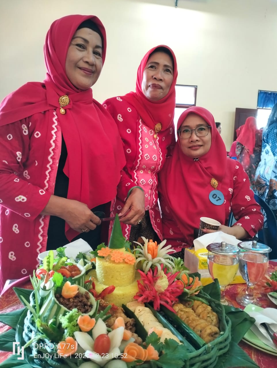 Ibu-ibu warga Griya Asri 2 dengan tumpeng kreasinya yang meraih juara 2.