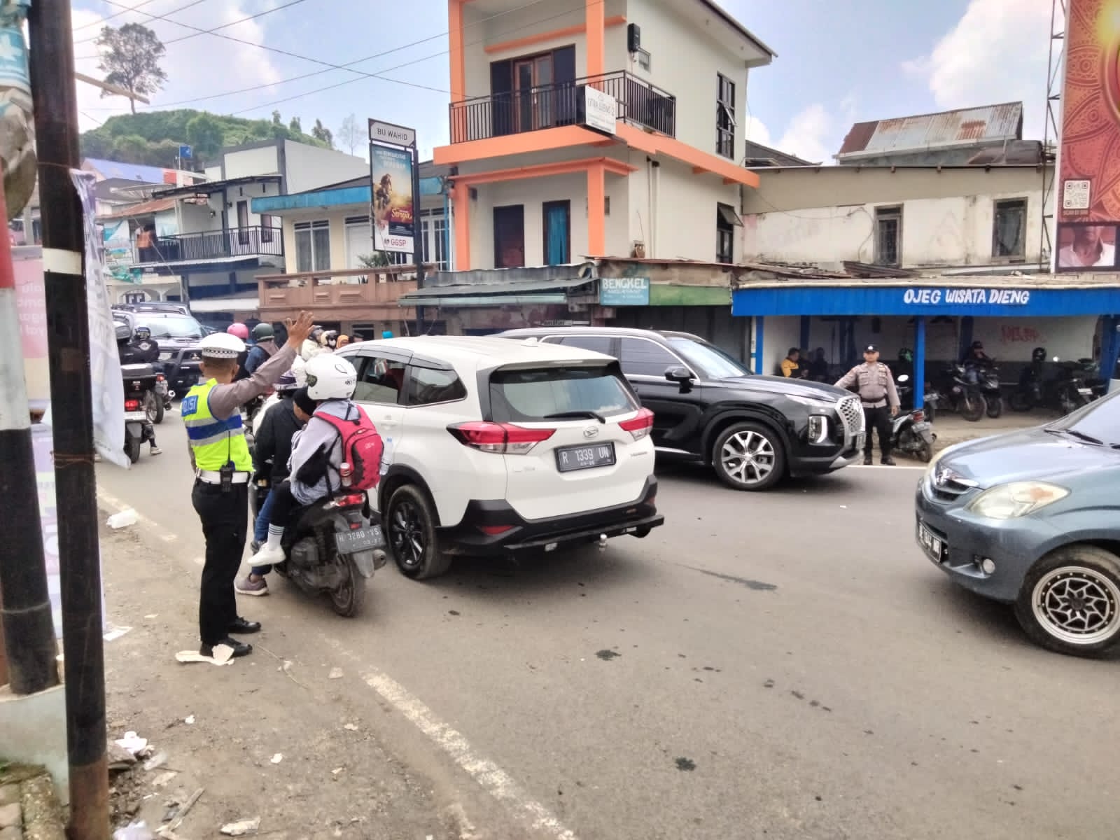 Polisi tengah mengatur lalu lintas di kawasan Dieng yang ramai pengunjung sejak pekan lalu.