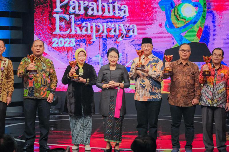 Wali Kota Magelang dr Muchamad Nur Aziz menerima Anugerah Parahita Ekapraya dari Kementerian PPPA.
