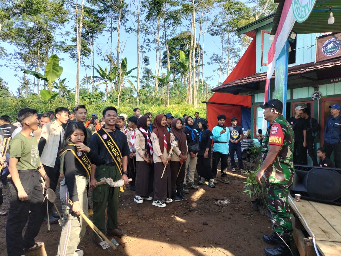 Warga dari berbagai elemen bersiap menanam lahan Gunung Bismo, Selasa (26/12/2023).