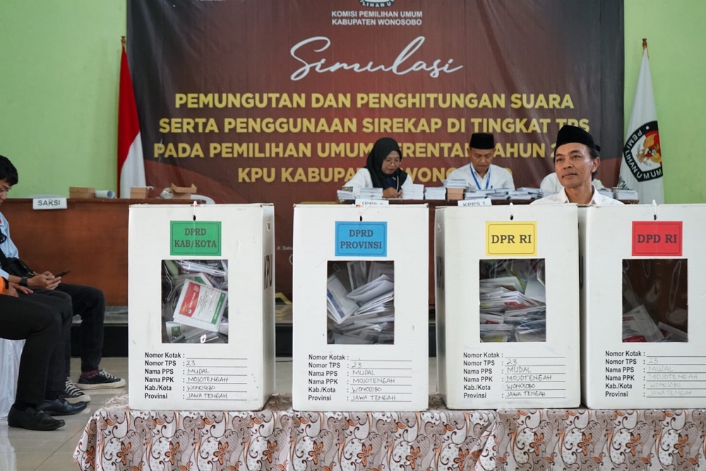 KPU Kabupaten Wonosobo menggelar simulasi pemungutan dan penghitungan suara Pemilu serentak 2024 di TPS 23 Balai RW 09 Kelurahan Mudal, Kecamatan Mojotengah, Rabu (27/12/2023).
