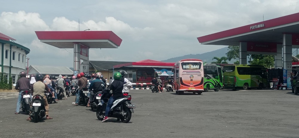 Antrean panjang selama libur Natal dan Tahun Baru di SPBU Krasak, Mojotengah, Kabupaten Wonosobo, Rabu (27/12/2023).