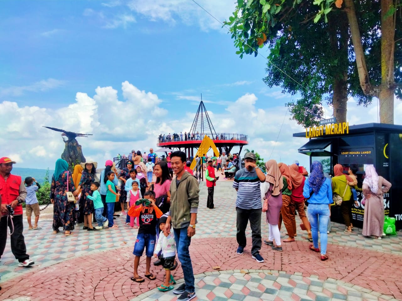Objek wisata Ketep Pass ramai saat liburan Natal dan tahun baru 2023 ini.