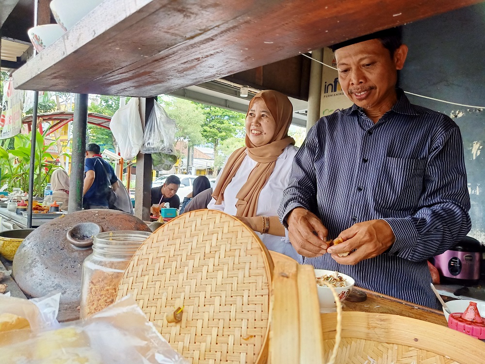 Makiran menyiapkan menu pesanan pelanggannya.