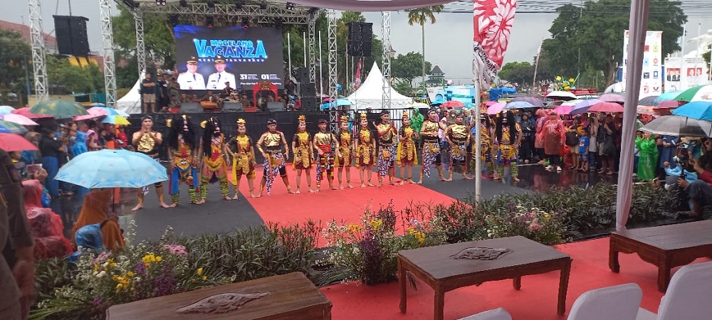Pengunjung antusias menonton parade budaya sambil payungan, di Alun-alun Kota Magelang usai pembukaan acara Magelang Vaganza oleh Wali Kota Magelang dr Muchamad Nur Aziz.