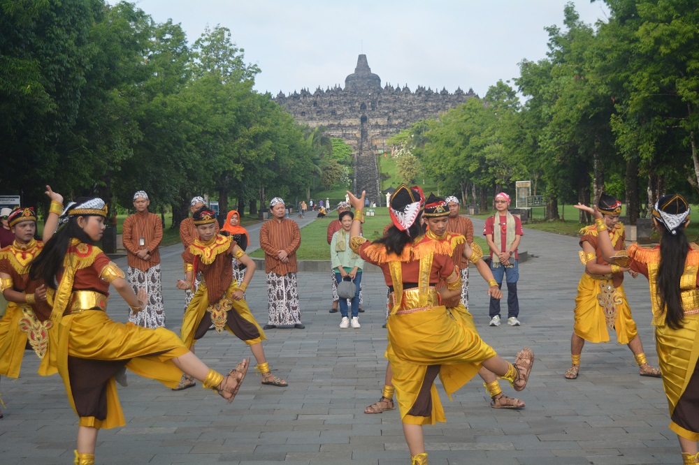 Penyambutan pengunjung pertama Candi Borobudur pada 1 Januari 2024 dengan kesenian daerah.