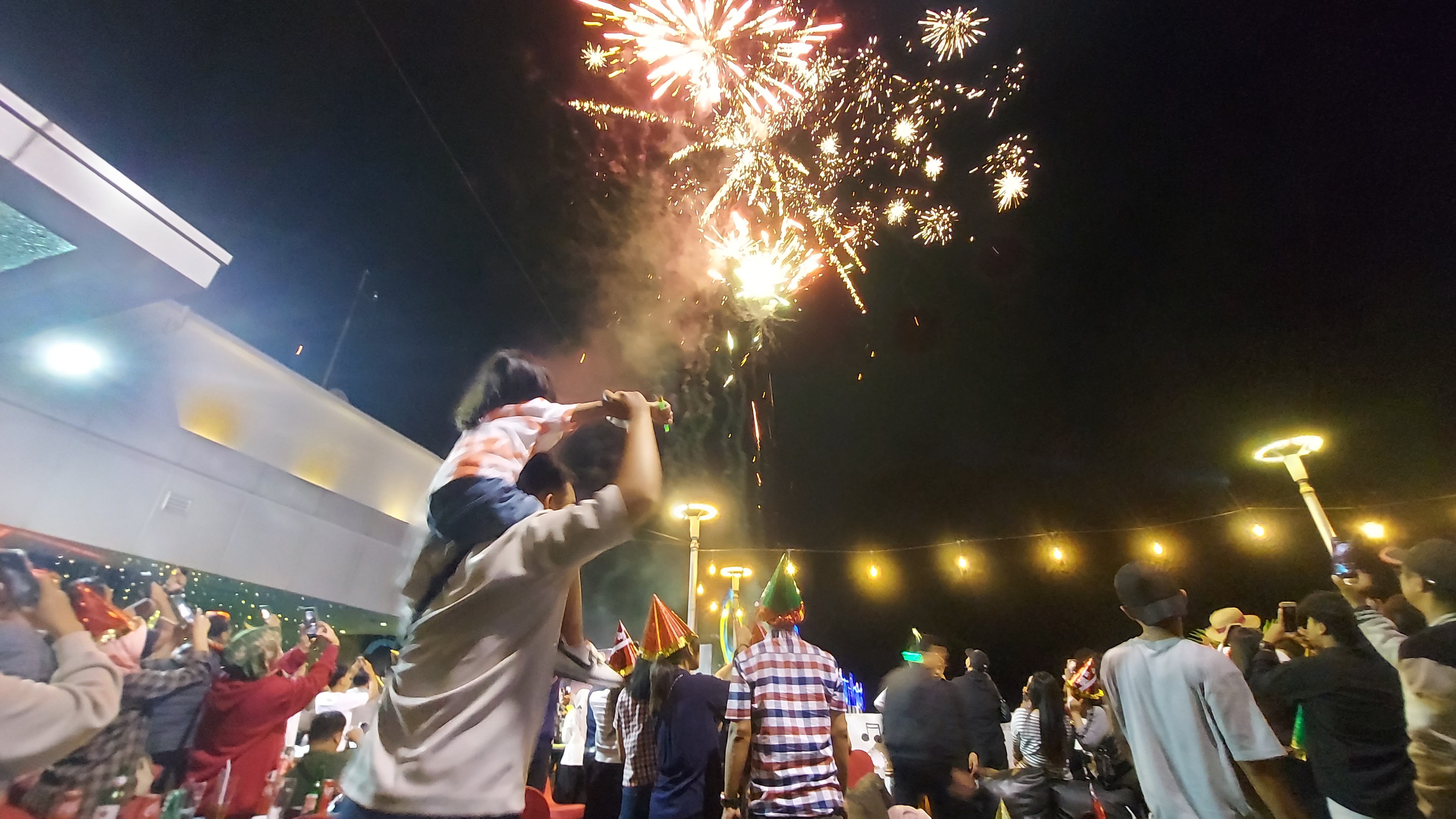 Pesta kembang api di Limaran Sky Lounge, Grand Artos Hotel and Convention pada malam pergantian Tahun Baru 2024.