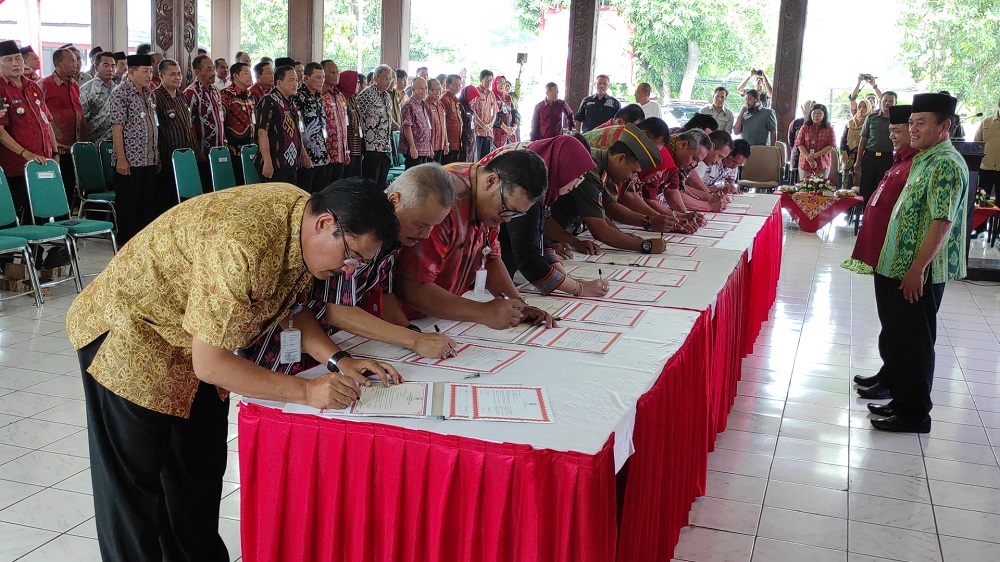 Kepala OPD tengah menandatangani pakta integritas di depan Bupati dan Wakil Bupati Semarang, Ngesti Nugroho dan M Basari.