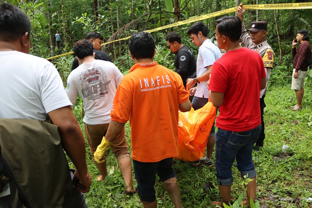 Evakuasi jenazah Andriyani yang ditemukan di kolam di tengah perkebunan di Dusun Karanganyar, Desa Krasak, Kecamatan Salaman, Jumat (5/1/2024) pagi.