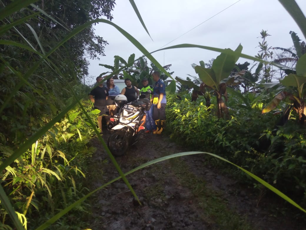 Wisatawan dari Bekasi tersesat di tengah kebun teh Tambi kawasan Desa Tlogojati saat hendak ke Dieng dengan kondisi mobil pecah ban.