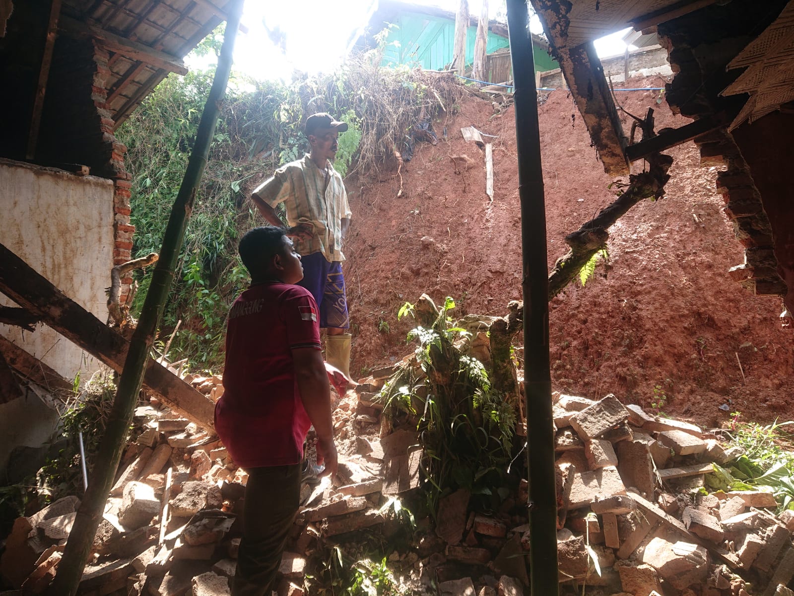 Tebing belakang rumah milik Budi Paryadi longsor di Dusun Kruwisan RT 1 RW 5, Desa Banaran, Kecamatan Gemawang.