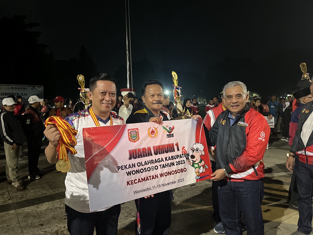 Sekda Wonosobo One Andang Wardoyo (kanan) saat menyerahkan hadiah kepada juara umum Pekan Olahraga Kabupaten Wonosobo 2023. Kemarin, KONI menggelar Rakerkab untuk evaluasi.