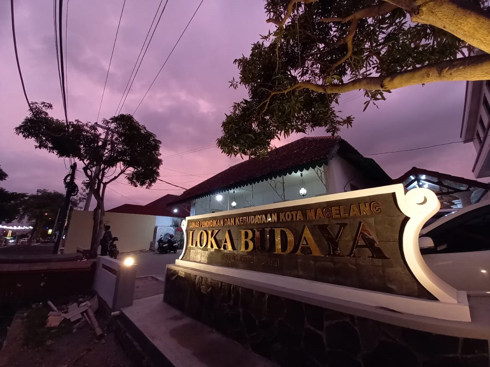 Gedung Lokabudaya menjadi pusat kegiatan seni rupa di Kota Magelang. Gedung peninggalan pemerintahan kolonial ini berada di Alun-alun Selatan, samping Mako Polres Magelang Kota.
