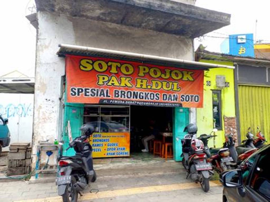 Warung Soto Pojok Pak H.Dul di Muntilan, Kabupaten Magelang selalu ramai pembeli.
