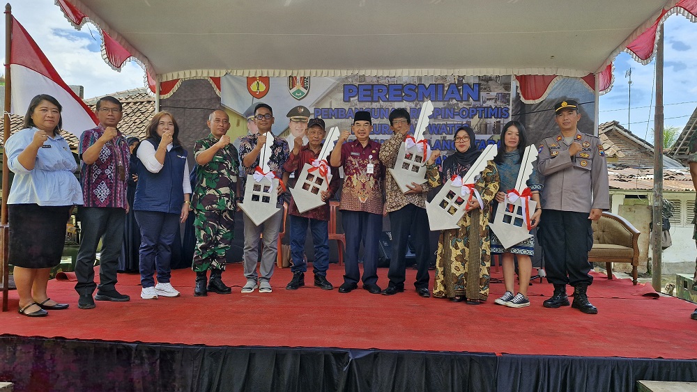 Wakil Wali Kota Magelang M Mansyur secara simbolis menyerahkan kunci kepada penghuninya.