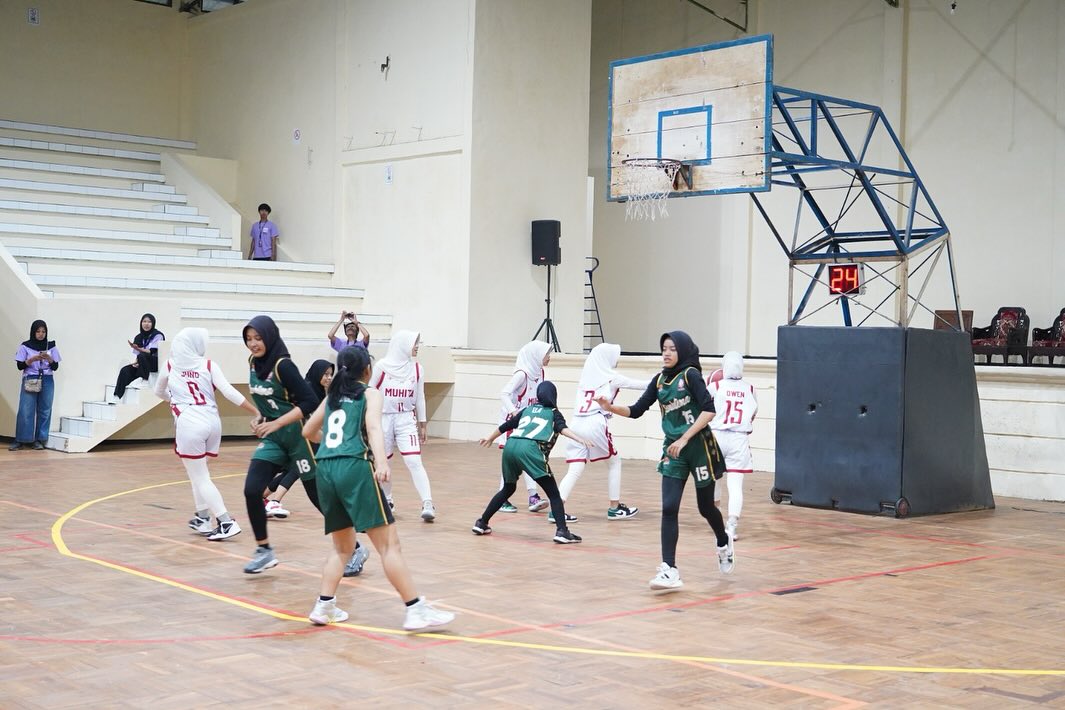 Pelajar SMA, SMK, MA di Kabupaten Temanggung mengikuti turnamen basket di GOR Bambu Runcing, Rabu (10/1/2024).