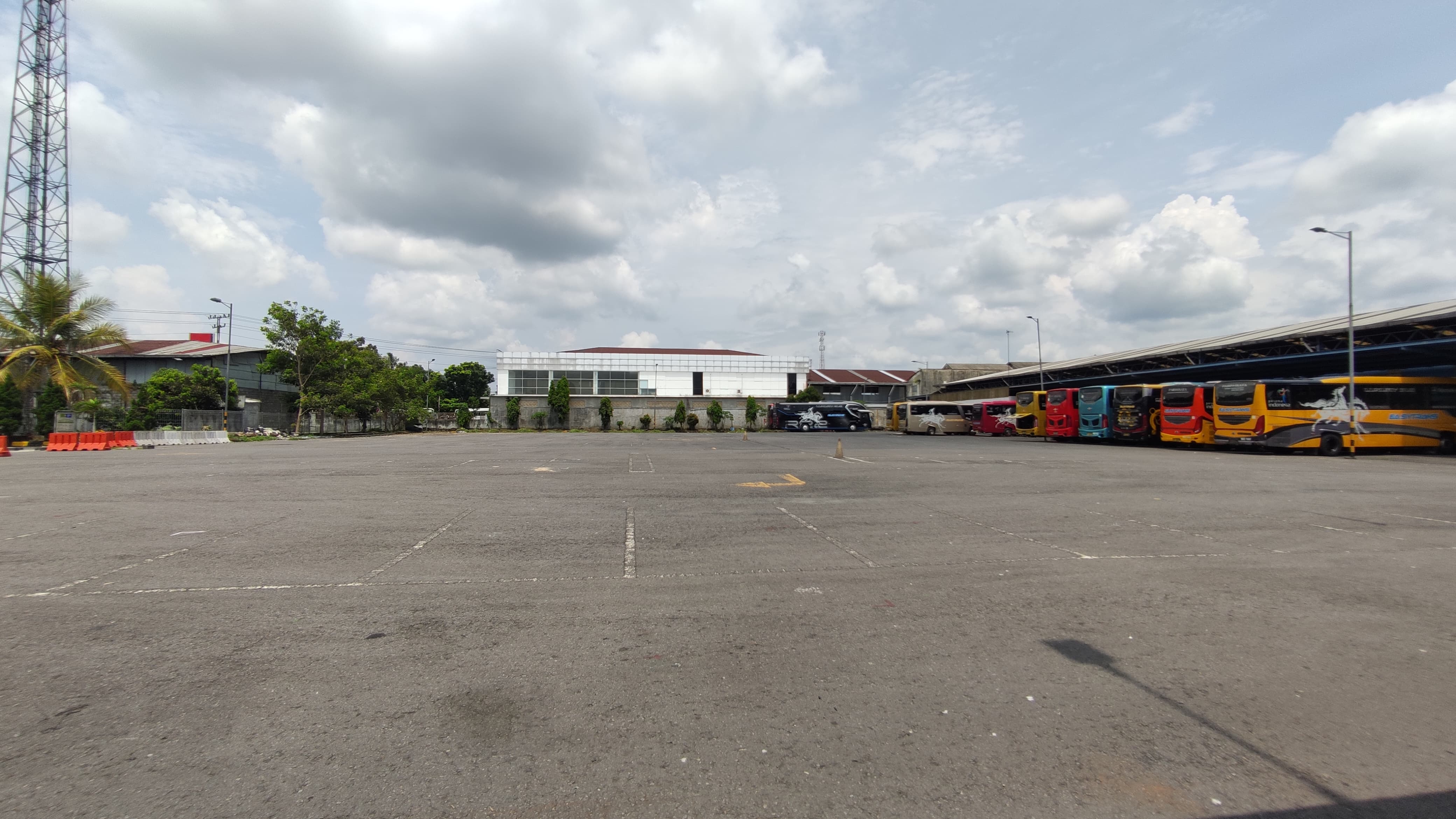 Lokasi parkiran AIM Artos Mall tempat konser Dewa 19 Senin (19/1/2024) .