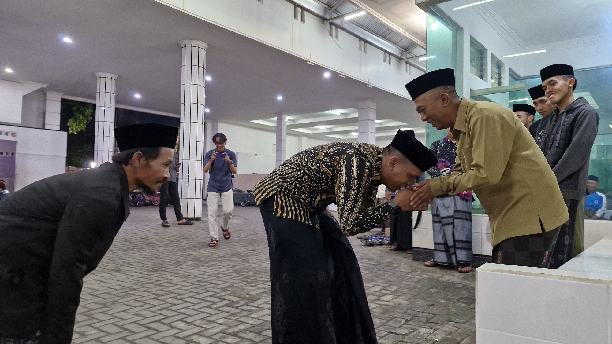 RM KH Nurul Hidayat Ahmad Abdul Haq atau Gus Nurul menyalami para jamaah Gada Dewa yang datang dari berbagai daerah untuk mengikuti mujahadah dalam rangka memeringati meninggalnya Mbah Mad, Watucongol