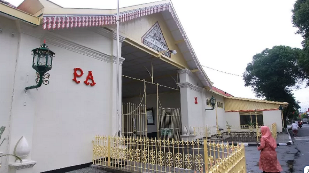 Pintu gerbang masuk ke kompleks Pura Pakualaman Jogja.
