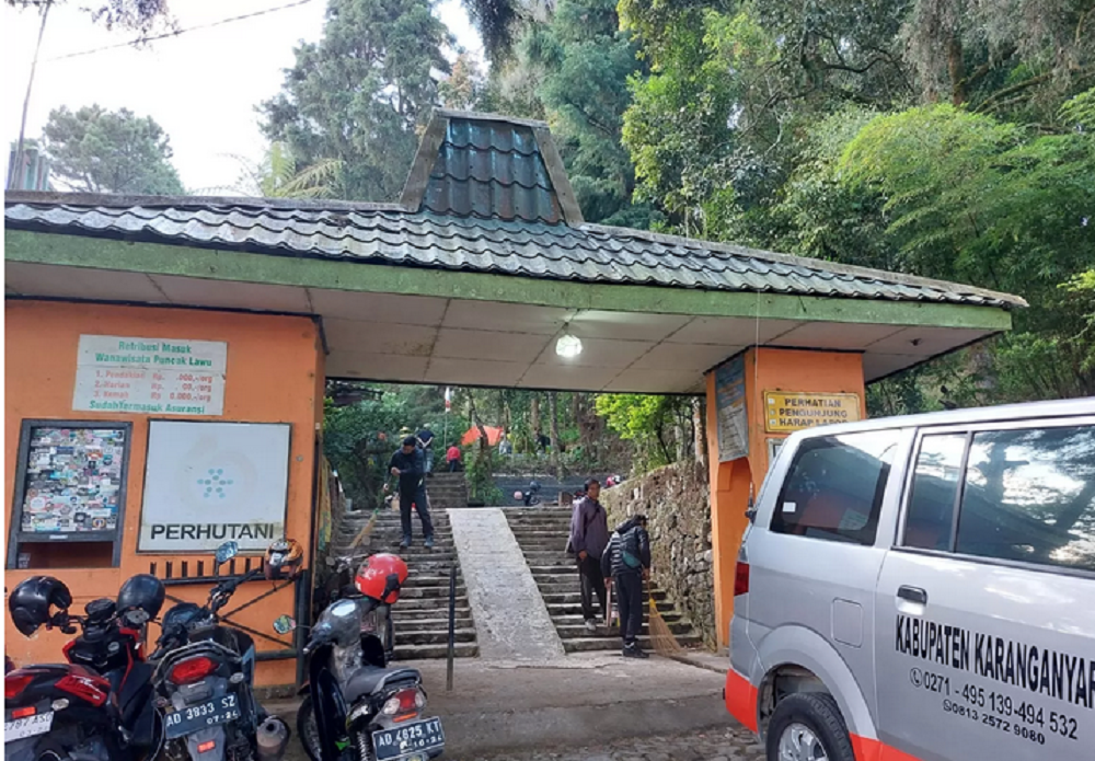 Gerbang jalur pendakian Gunung Lawu via Cemoro Kandang, Tawangmangu. Untuk sementara, akses ini ditutup oleh Perhutani.