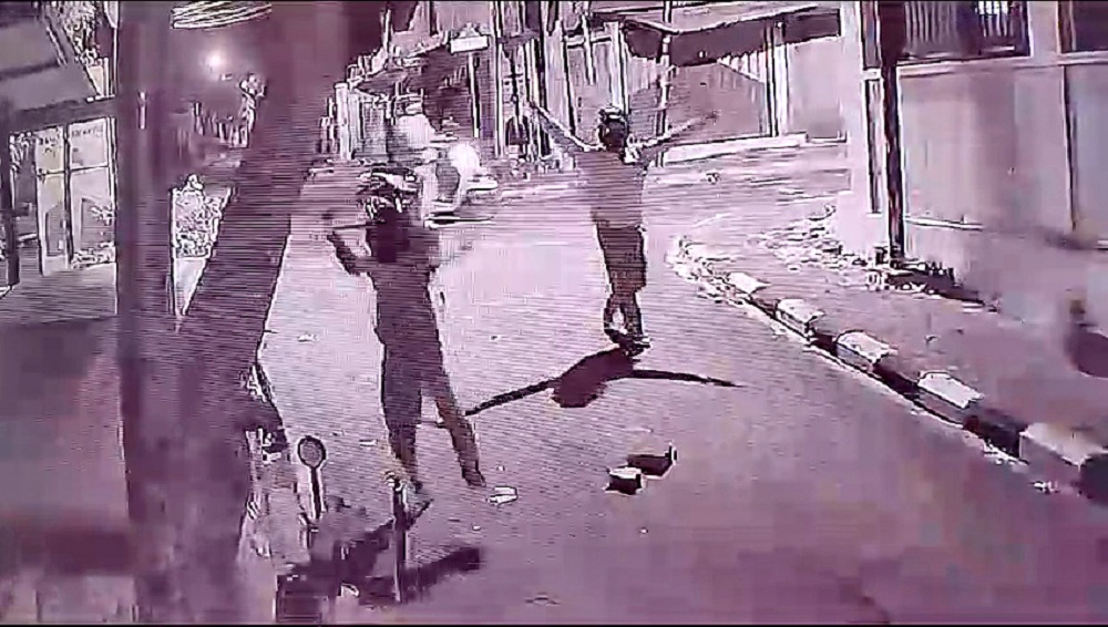Aksi sekelompok remaja dengan senjata tajam di Kota Magelang terekam CCTV.