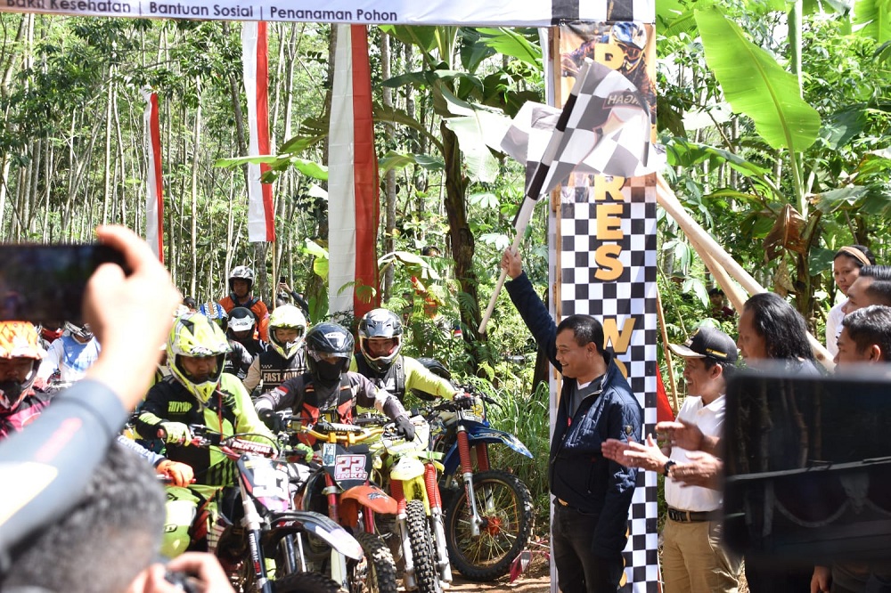 Kapolda Jateng Irjen Pol Ahmad Luthfi saat melepas peserta Trabas Bhayangkara di Sapuran, Wonosobo, Minggu (14/1/2024).
