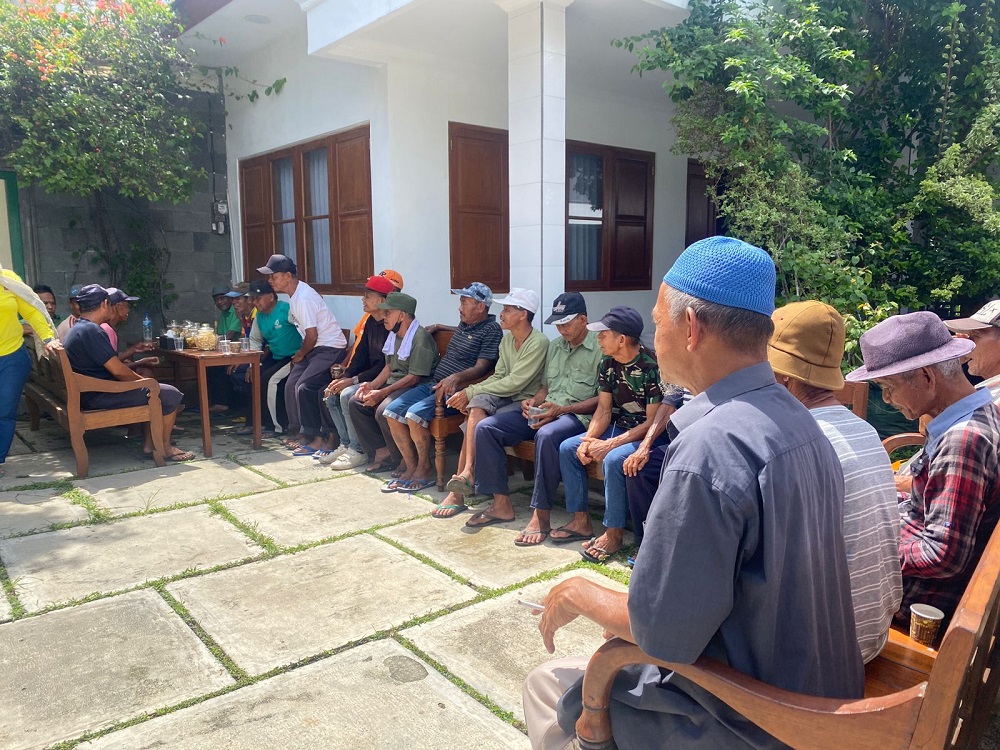 Suasana kafe Prabowo-Gibran di Jalan Sunan Ampel No 22, Janten, Kota Magelang. Warga duduk mengantre pesanannya.