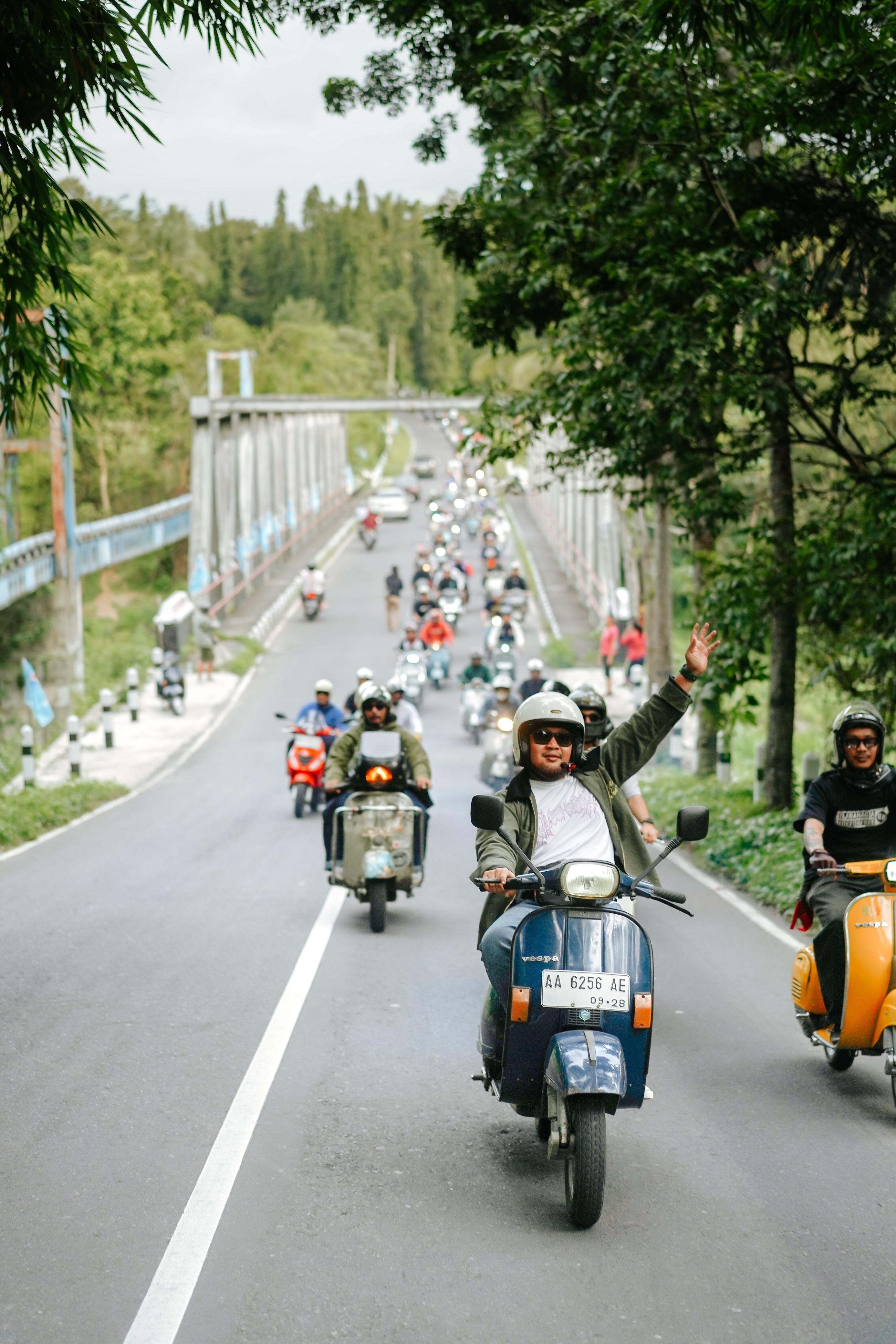 Gus Abdullah bersama ratusan influencer Vespa Jakarta serta Masyarakat Vespa Magelang dan sekitarnya.
