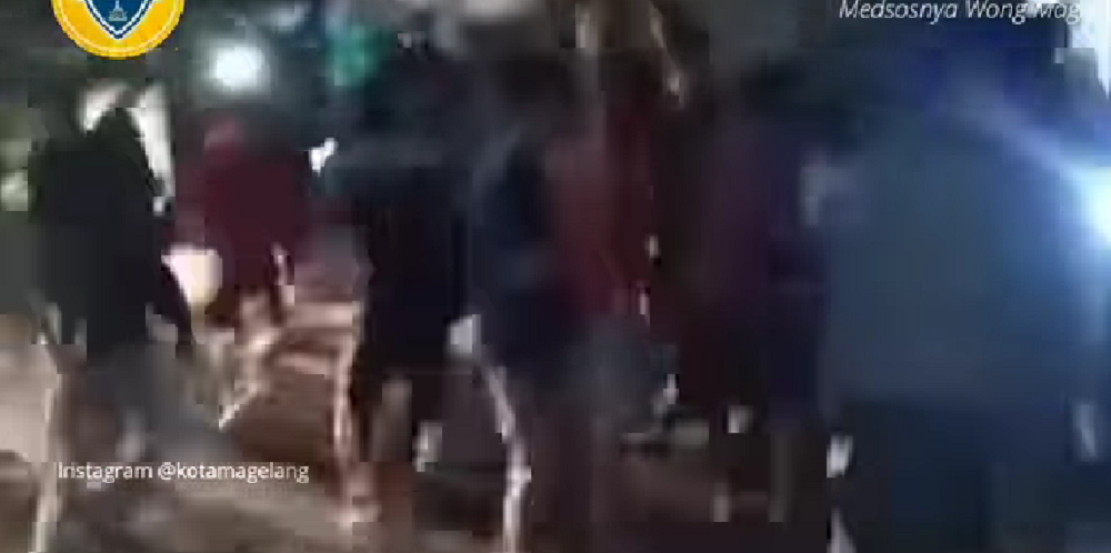 Tiga remaja diamankan warga di Dusun Karang Kulon, Desa Pucang, Kecamatan Secang, Kabupaten Magelang.  Mereka ditangkap karena diduga melakukan kejahatan pada Minggu (14/1/2024) sekitar pukul 02.00