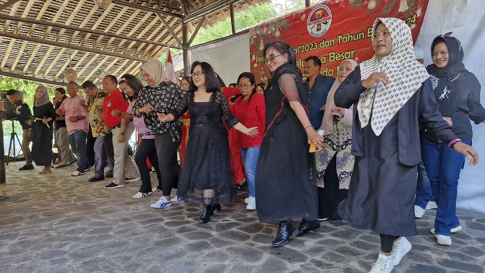 BERSAHABAT: Warga Maluku yang tergabung dalam Forum Pattimura Muda Magelang (PMM) kompak berjoget mengikuti irama lagu, Minggu (14/1/2024).