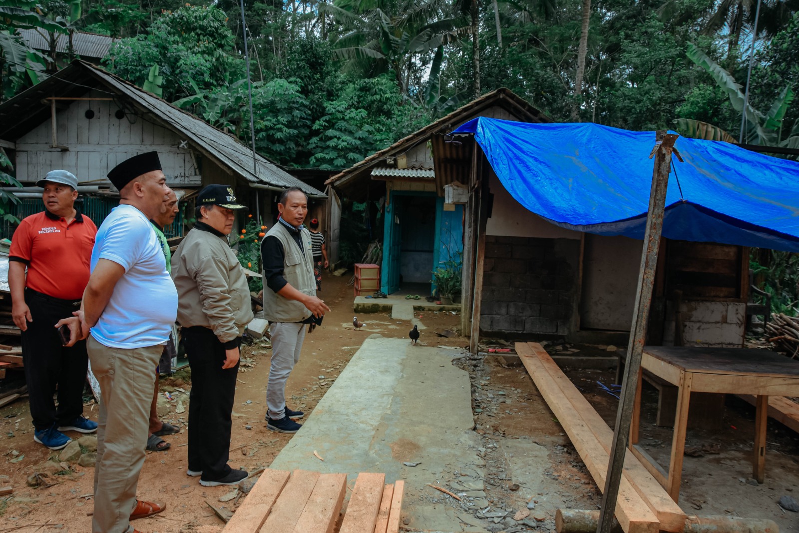 BERI BANTUAN : Wakil Bupati Wonosobo Muhammad Albar ketika mengunjungi korban bencana di wilayah Kecamatan Sapuran yang terkena angin puting beliung.