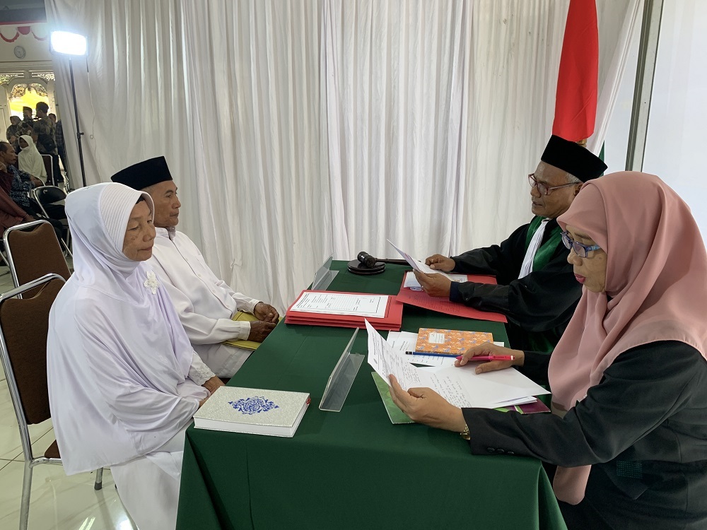 Pasutri tampak antusias mengikuti sidang isbat nikah di Pendopo Tumenggung Bahurekso Selasa (16/1/2024).