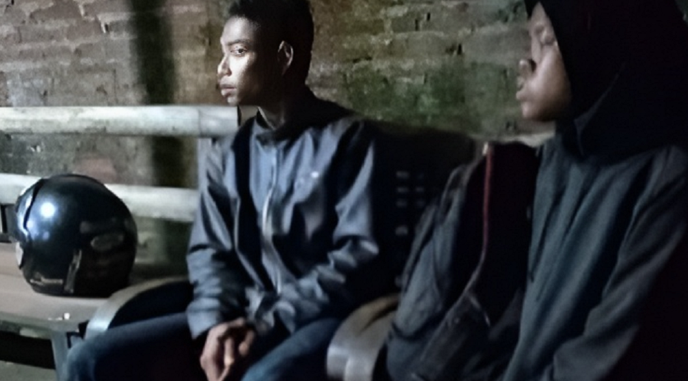 Menunggu ban motor ditambal atas bantuan warga