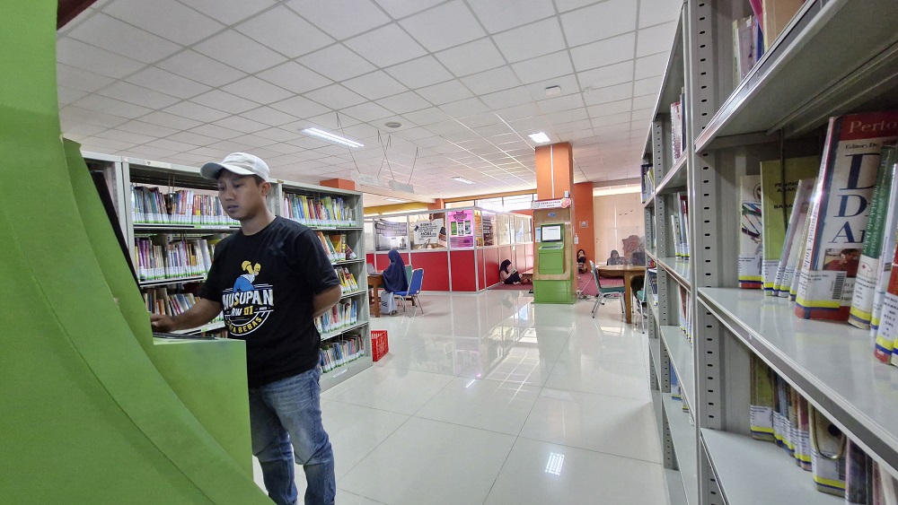 Ruang Perpustakaan Umum Kota Magelang yang nyaman membuat tempat ini selalu ramai dikunjungi pemustaka.