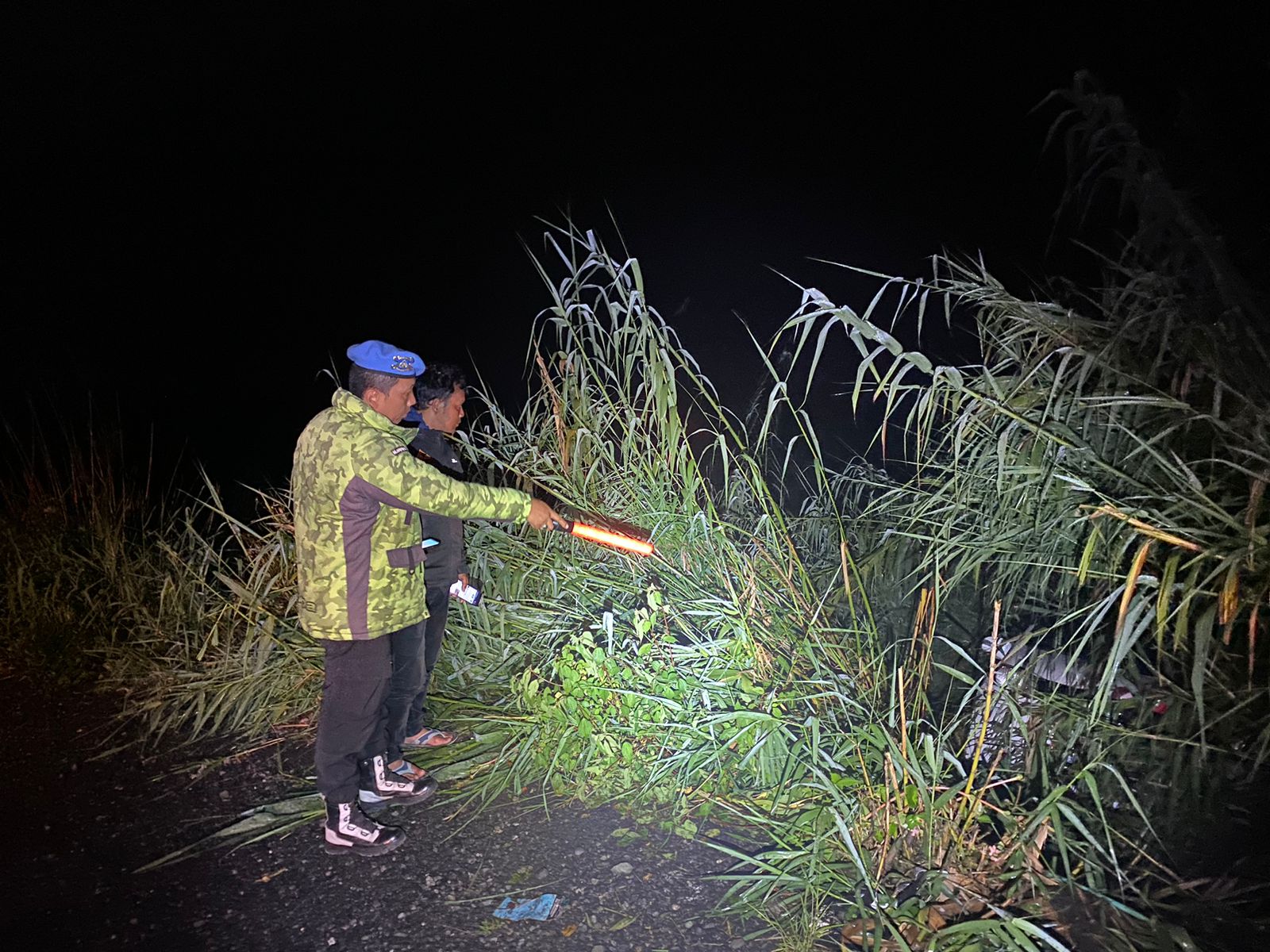 Petugas menunjukkan lokasi mobil yang terperosok ke jurang di jalur Sikarim, Desa Sembungan, Dieng, Kabupaten Wonosobo.
