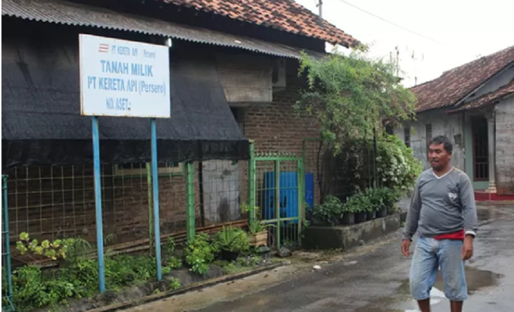 Seorang warga melintas di jalan kereta api di bekas Stasiun Doropayung Juwana, belum lama ini.