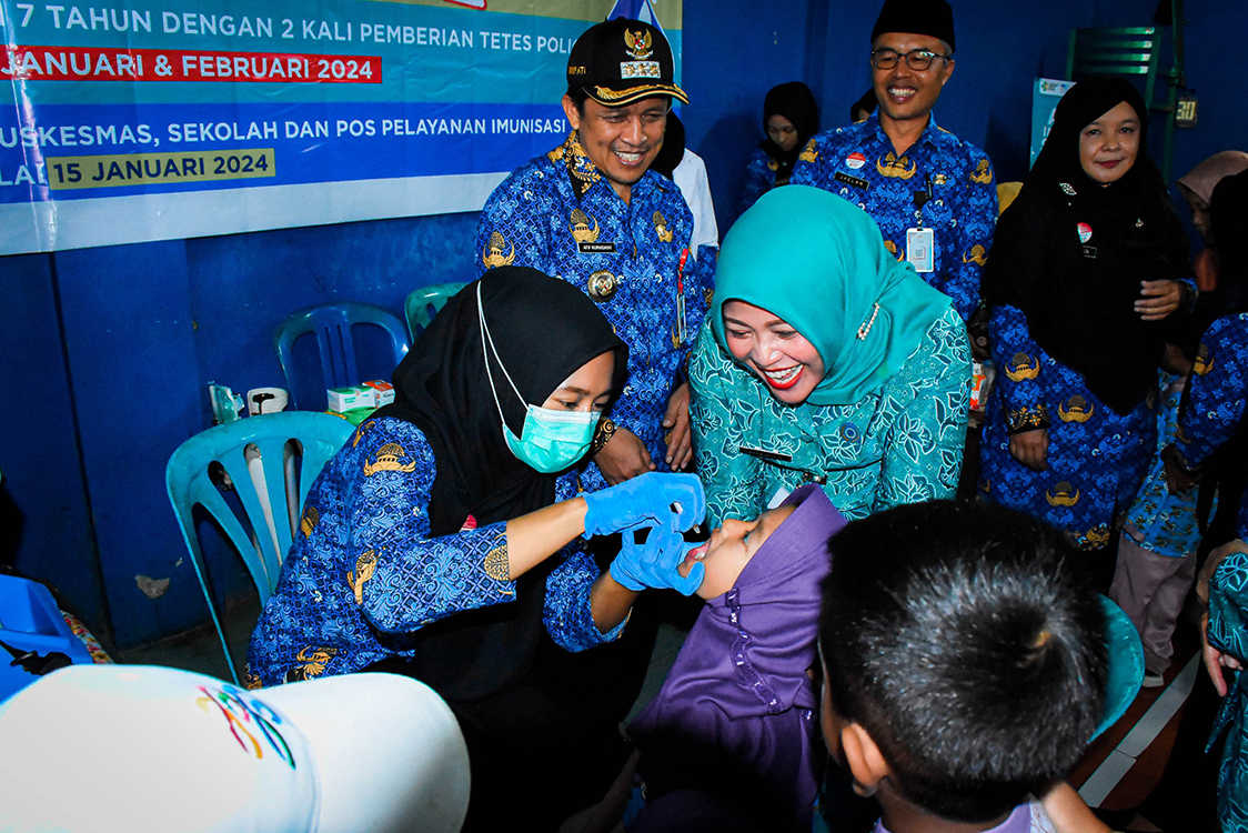 Bupati Wonosobo Afif Nurhidayat, Ketua TP PKK Dyah Retno Afif serta Kepala Dinas Kesehatan Jaelan mendampingi anak-anak dalam pemberian imunisasi poliso di Desa Sumberdalem, Kertek, Rabu (17/1/2024).