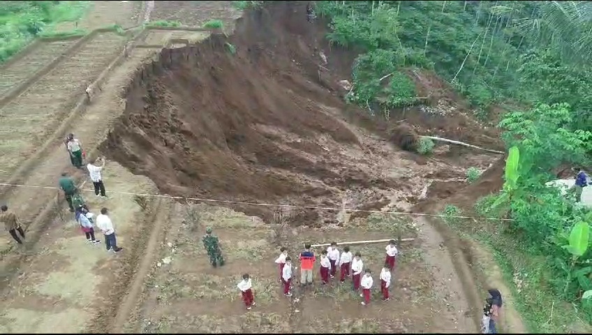 Jalan penghubung Desa Pateken dan Desa Semen Kecamatan Wonoboyo, Kabupaten Temanggung sepanjang 60 meter dan lebar 3 meter putus.