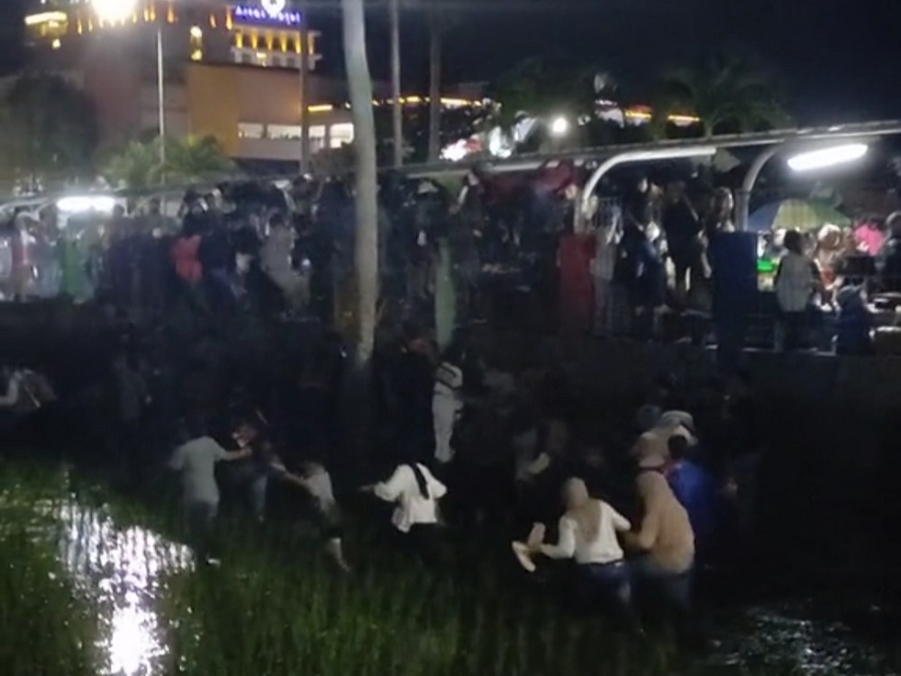 Hindari macet dan berdesak-desakan, penonton nekat  lewat sawah warga usai konser