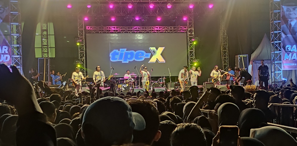 Konser NDX AKA dan Tipe-X di Lapangan Parkir Artos Mall Magelang.