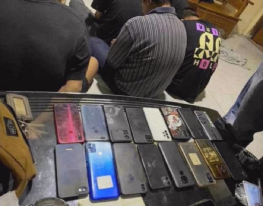Para pencopet yang diamankan berikut barang bukti 17 handphone.
