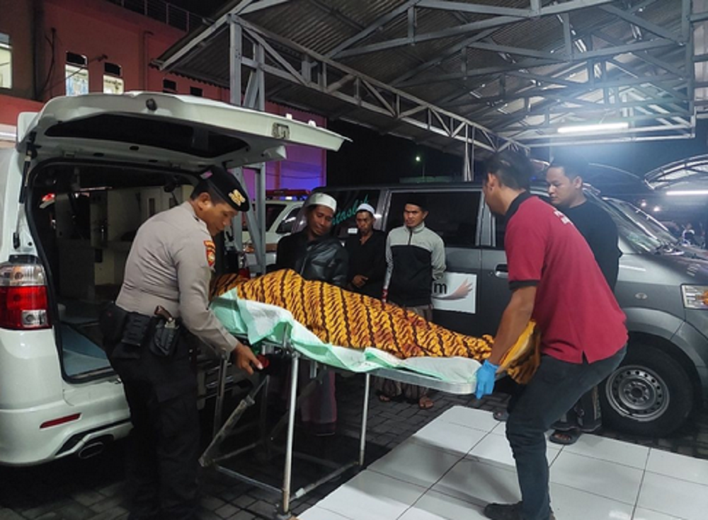 Petugas menurunkan jenazah empat warga Desa Bumi Anyar, Kecamatan Tanjung Bumi, Bangkalan, Jawa Timur, yang tewas akibat perkelahian, Jumat (12/1) malam.