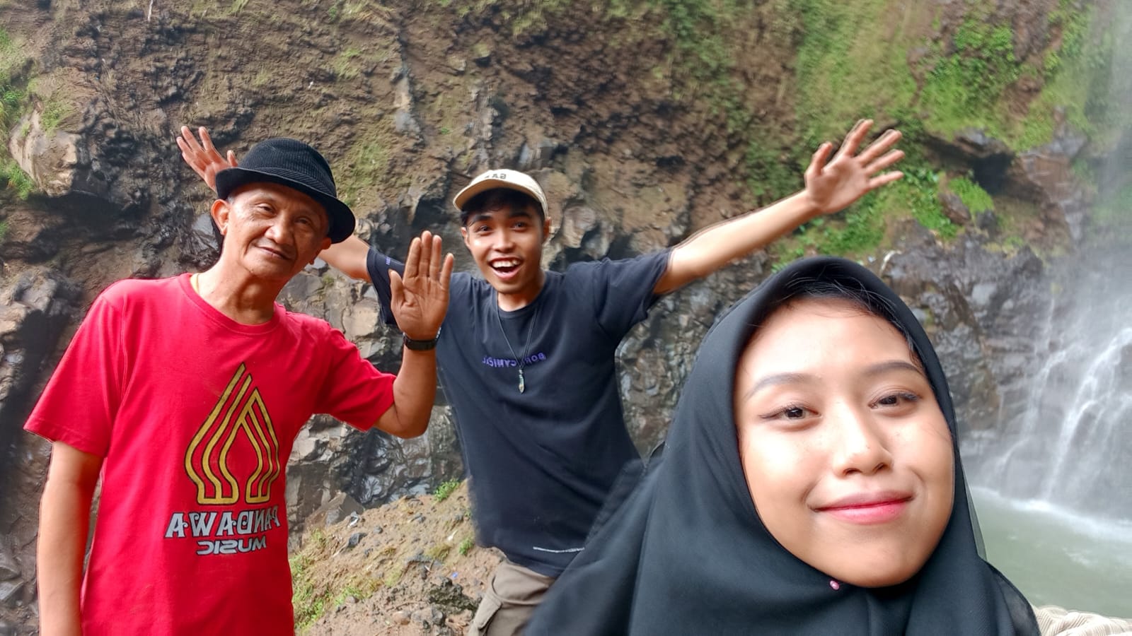 Pengunjung selfie di depan air terjun Surodipo