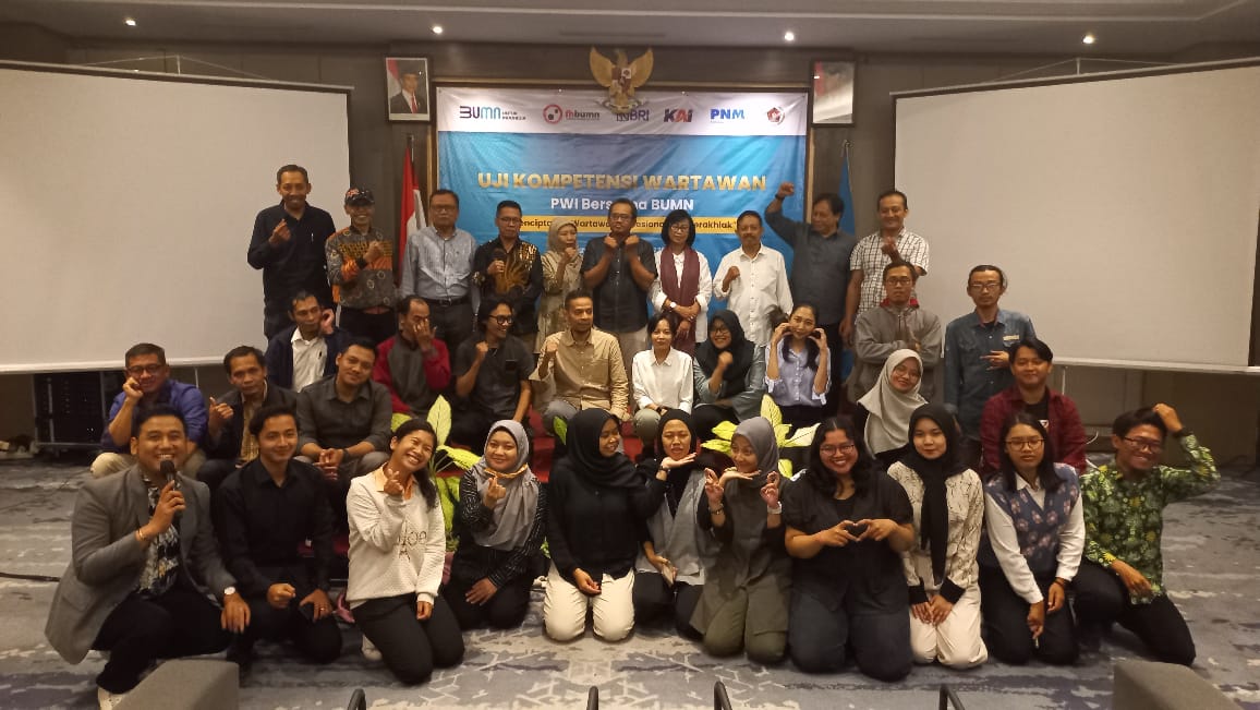 Foto bersama peserta UKW usai dinyatakan kompeten.
