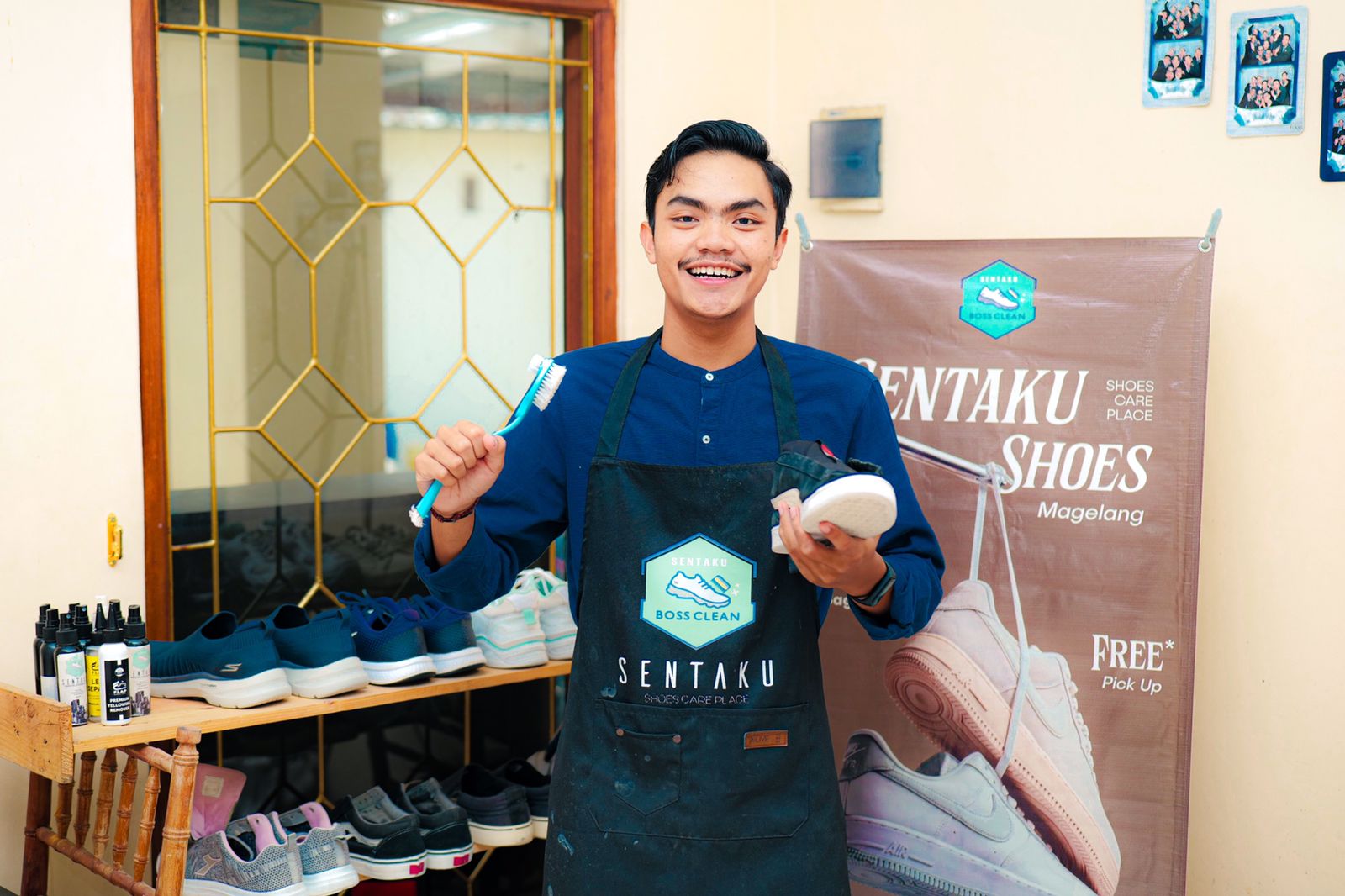 Imam Setyo di kosnya yang juga menjadi tempat usaha cuci sepatu.