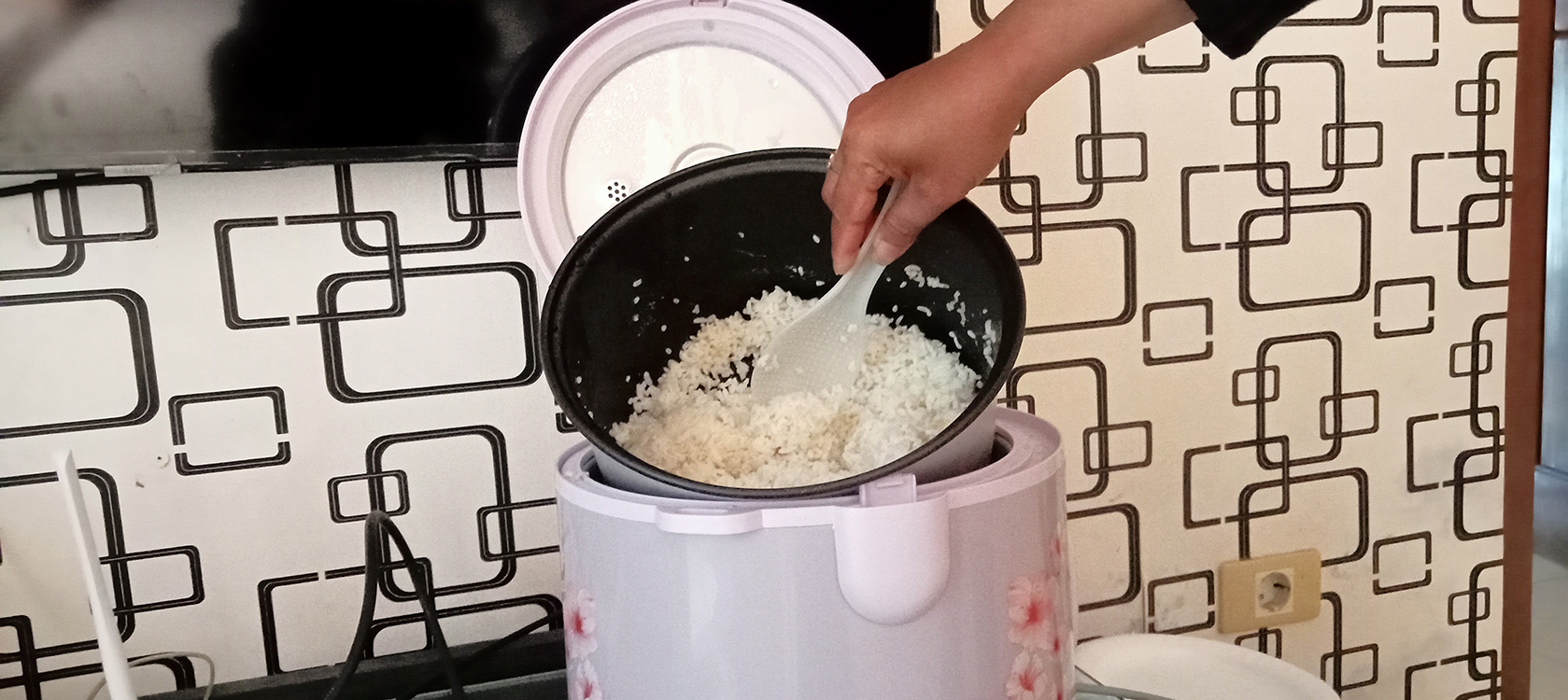 Memasak pakai magic com memang praktis tapi butuh tips biar tetap awet.