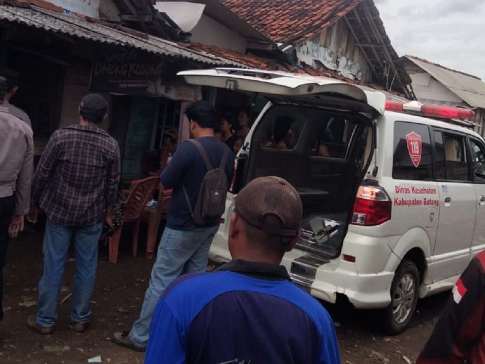 Jenazah kakek K saat dievakuasi ke mobil ambulans. K tewas usai berkencan di Lokalisasi Bong Cino Batang