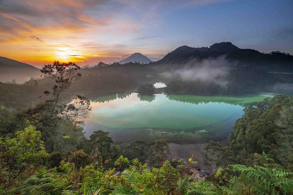 Telaga Warna di Kawasan Dataran Tinggi Dieng