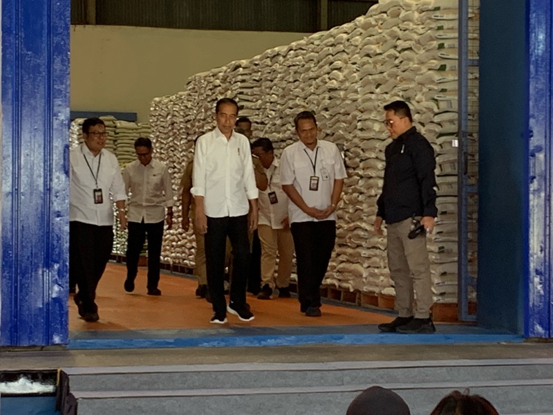 Presiden Joko Widodo mengunjungi gudang Bulog di Bengkal, Kranggan Senin (21/1/2024) dan memberikan bantuan beras kepada warga.