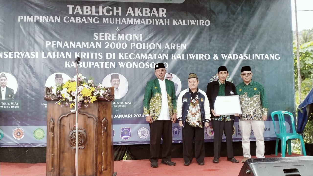 PD Muhammadiyah Kabupaten Wonosobo menanam bibit aren di wilayah Kaliwiro dan Wadaslintang. Kegiatan dipusatkan di Desa Selomanik, Kaliwiro, dihadiri Ketua PWM Jateng Drs Tafsir, Minggu (21/1/2024).